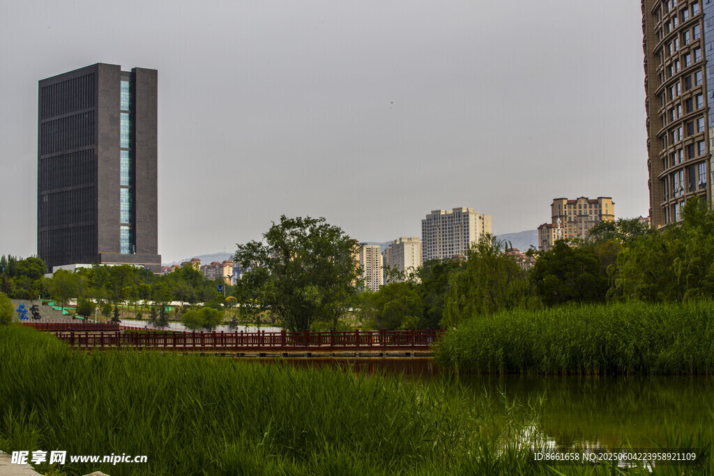 城市綠地旁的高樓景觀