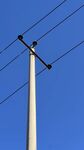 藍天中的電線桿與電線