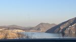 寧靜山水間的開闊湖景