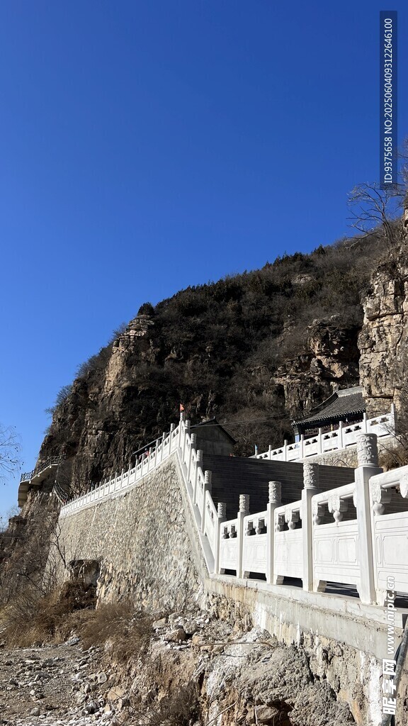 山間白色建筑景觀