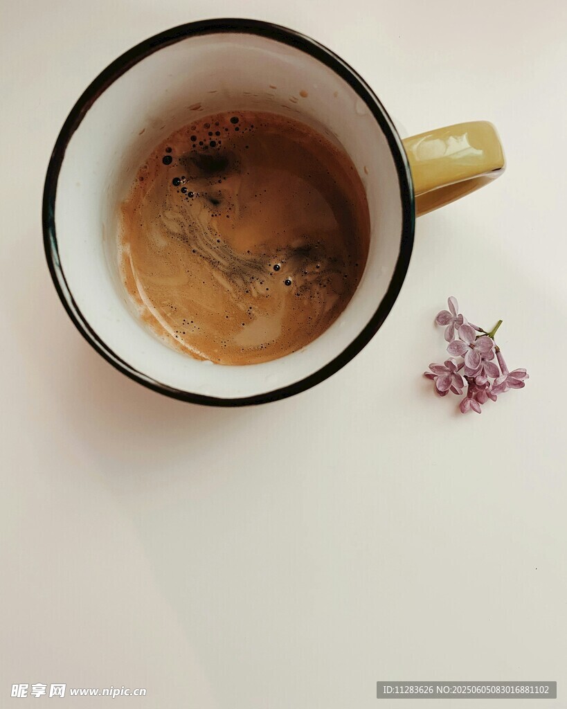 咖啡杯旁的紫色小花