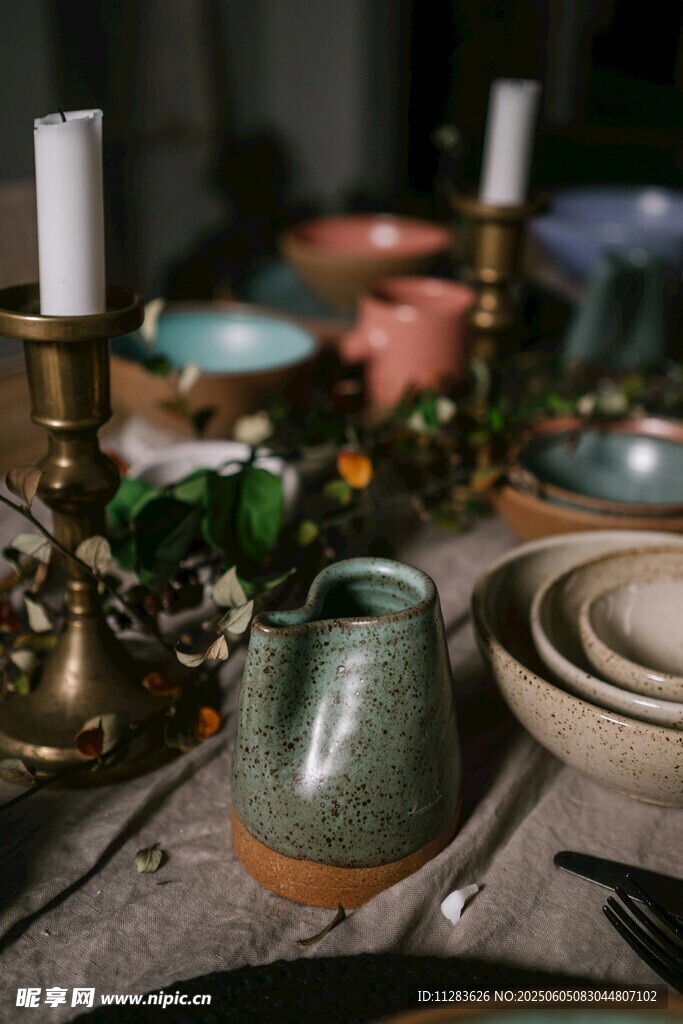 復古風陶瓷餐具與燭臺