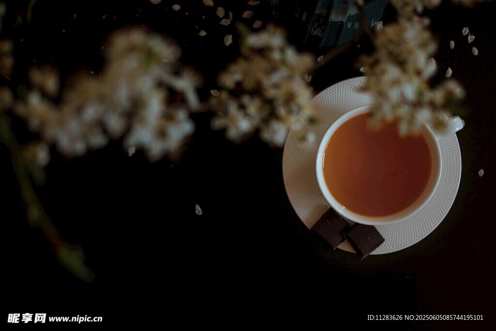 杯中熱茶與素雅花卉