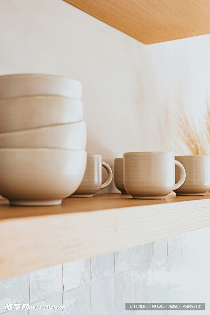 木架上的簡約陶瓷餐具