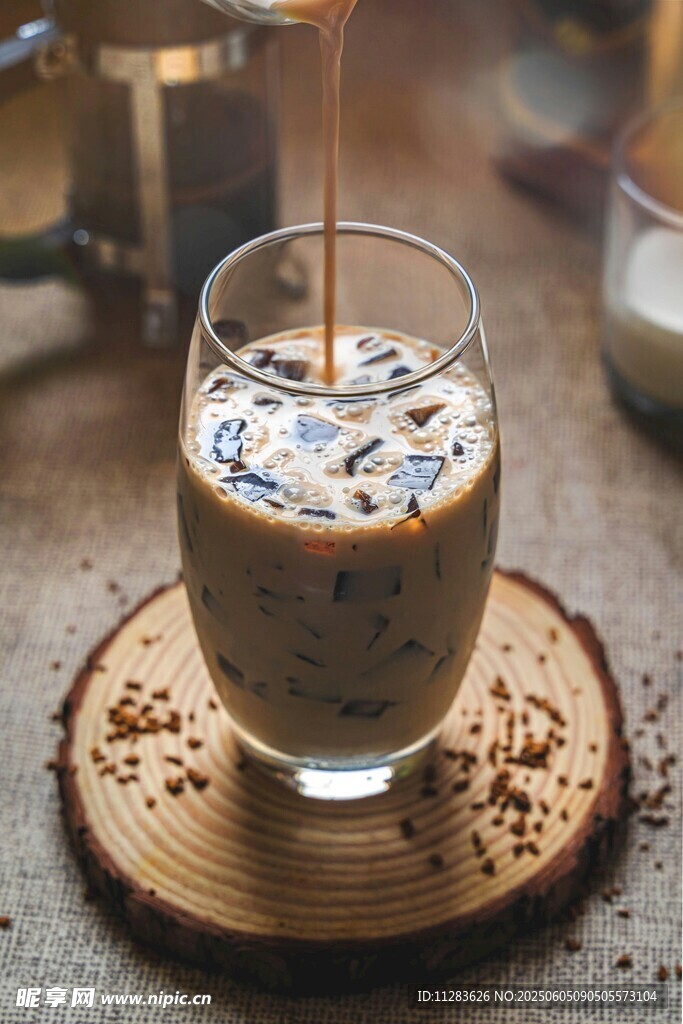 美味珍珠奶茶倒入玻璃杯中