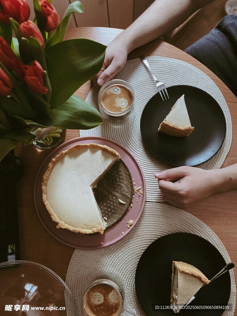 美味甜點與鮮花的愜意時光