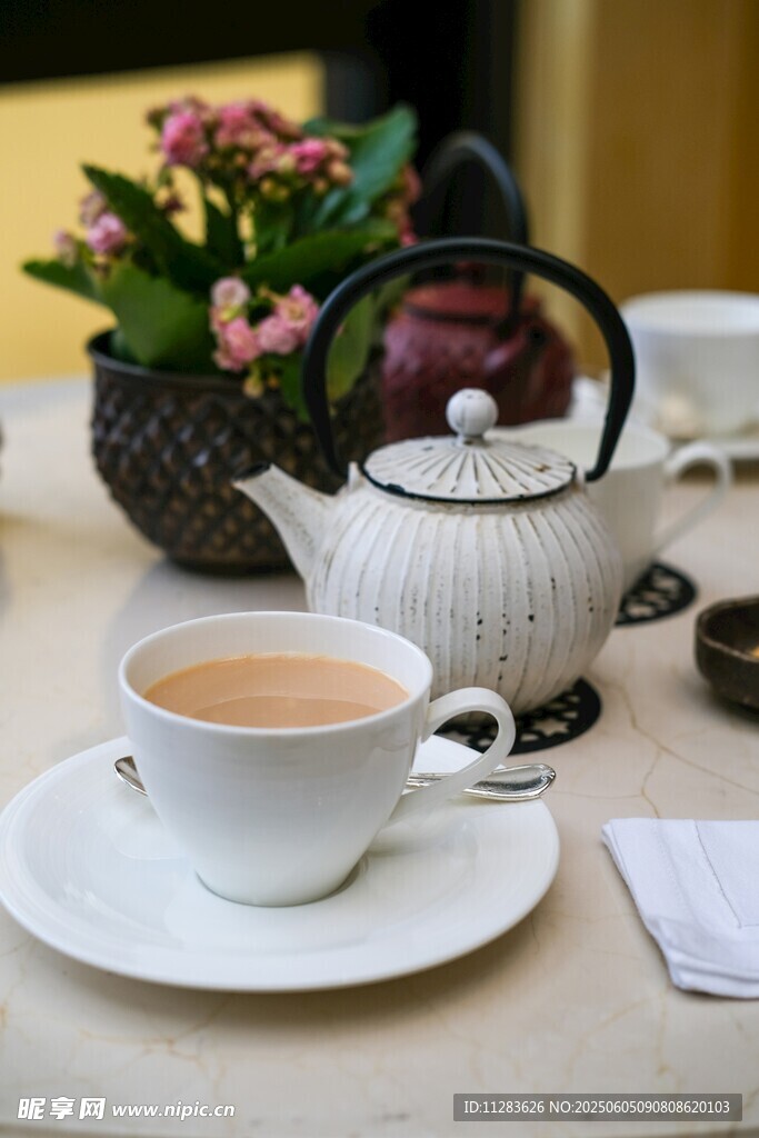 優雅茶具與香醇熱茶