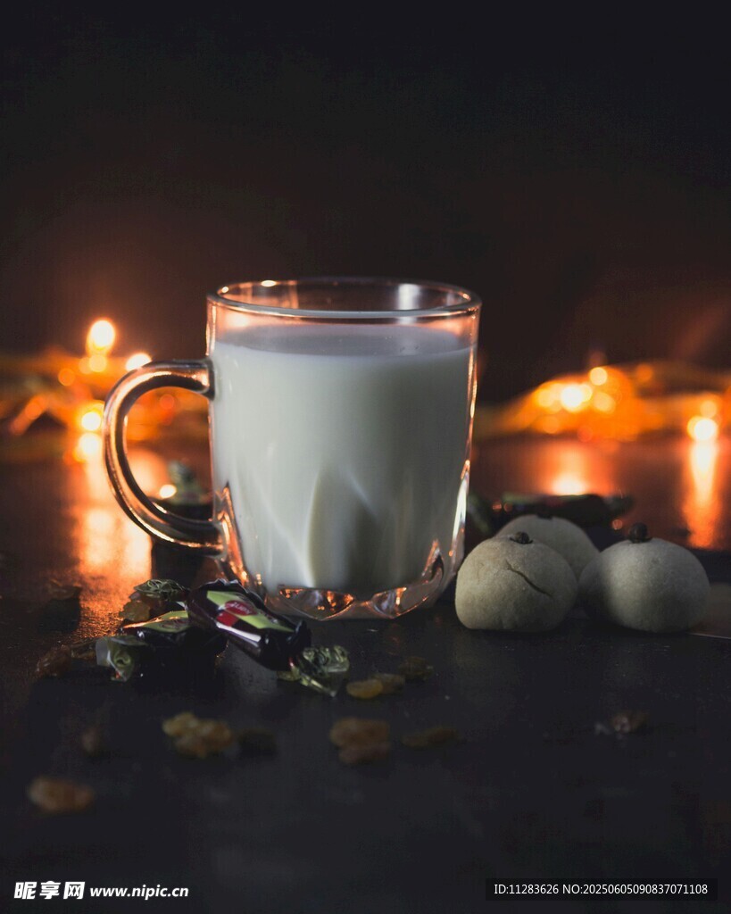 燭光下的牛奶杯與裝飾球