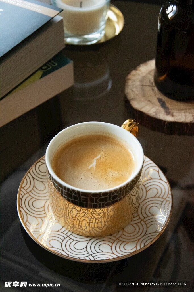 精致咖啡杯中的香醇咖啡