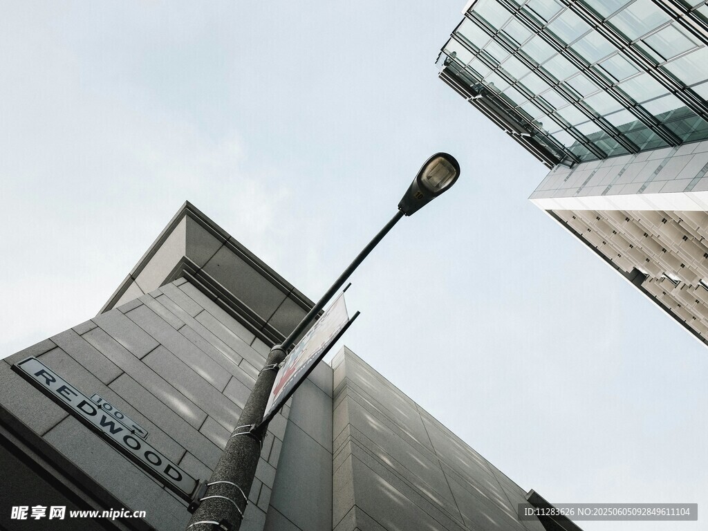 仰視城市建筑與路燈