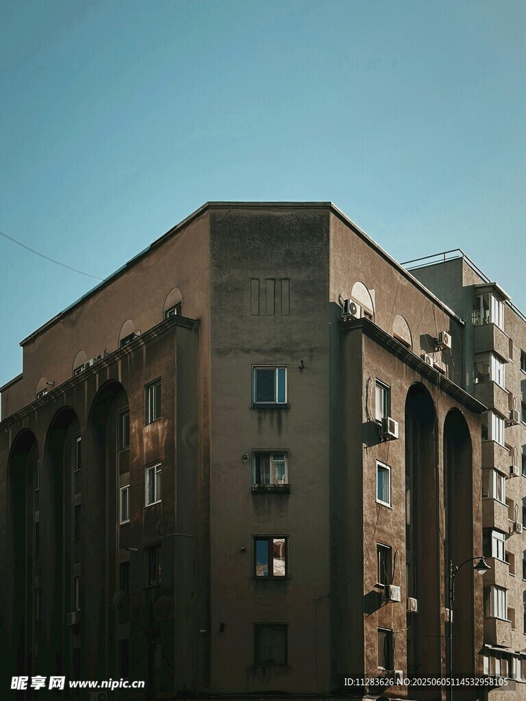 復(fù)古風(fēng)格多層建筑外觀