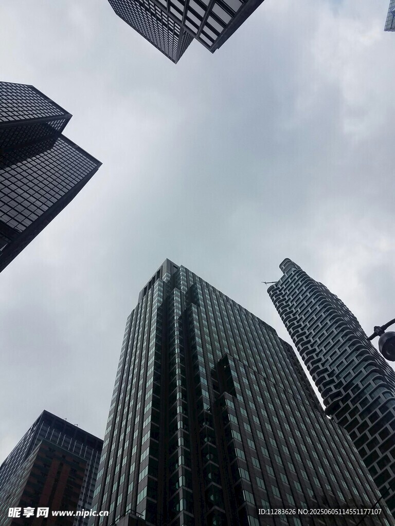仰視都市高樓大廈景觀