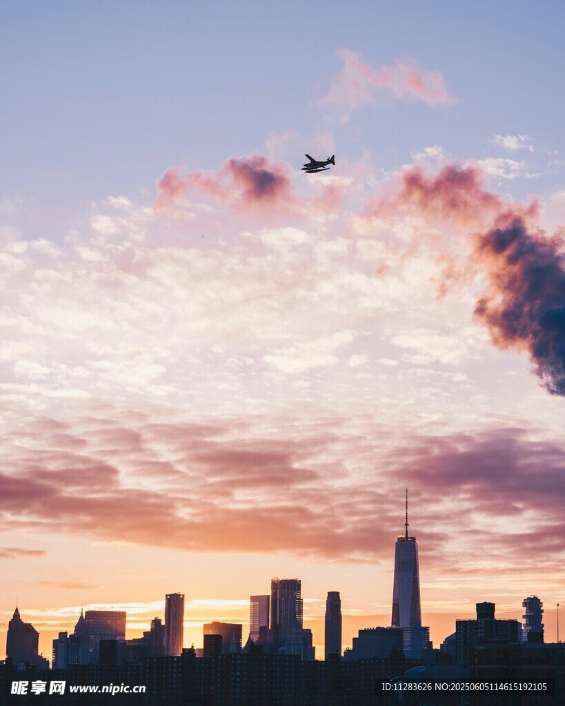 城市天際線與空中飛機