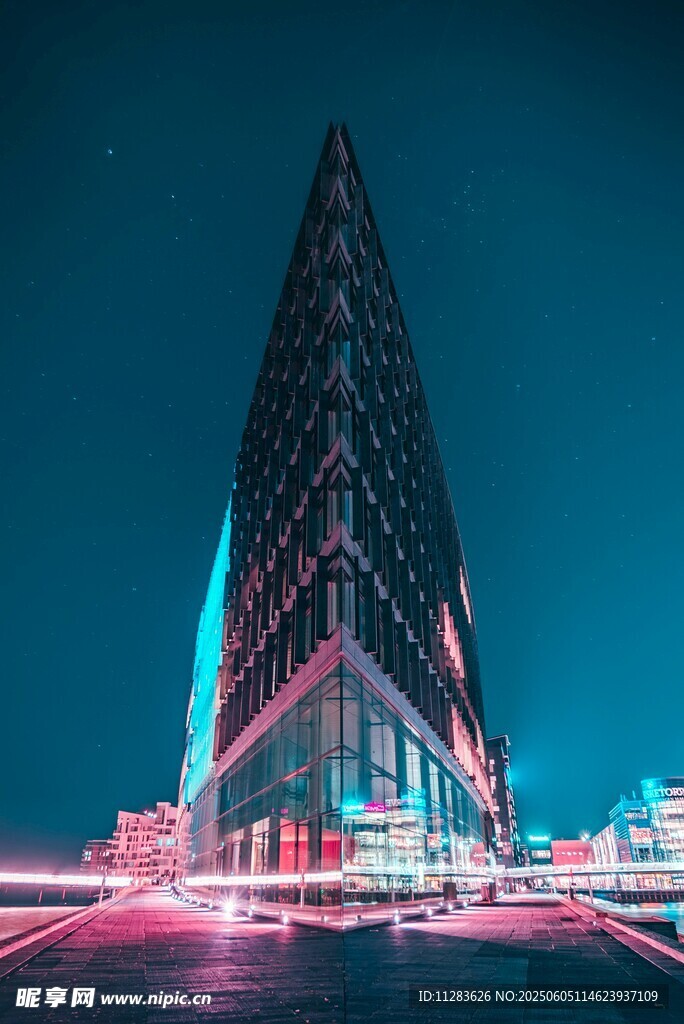 璀璨夜景下的現(xiàn)代摩天大樓