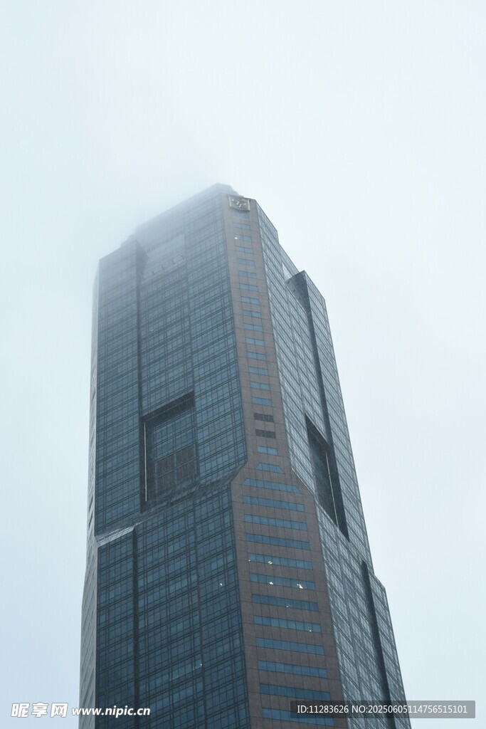 霧中摩天大樓