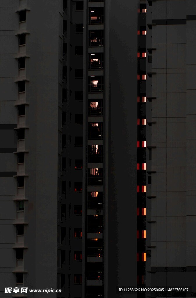 夜幕下高樓中的點點燈火