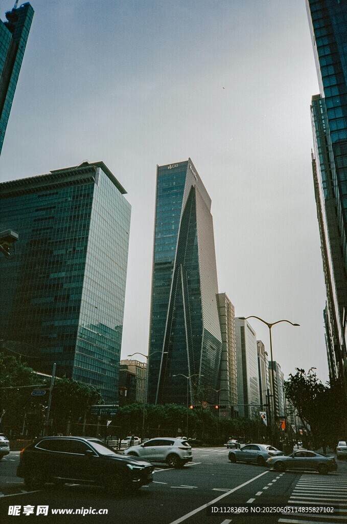 城市街道旁的摩天大樓