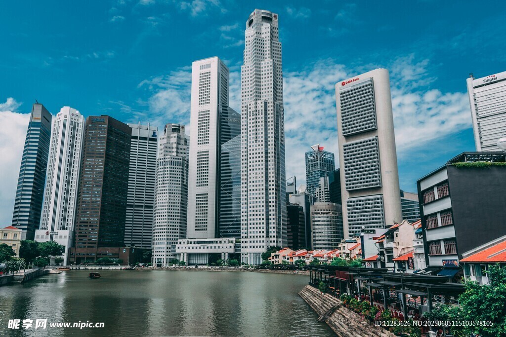 都市河畔摩天大樓景觀