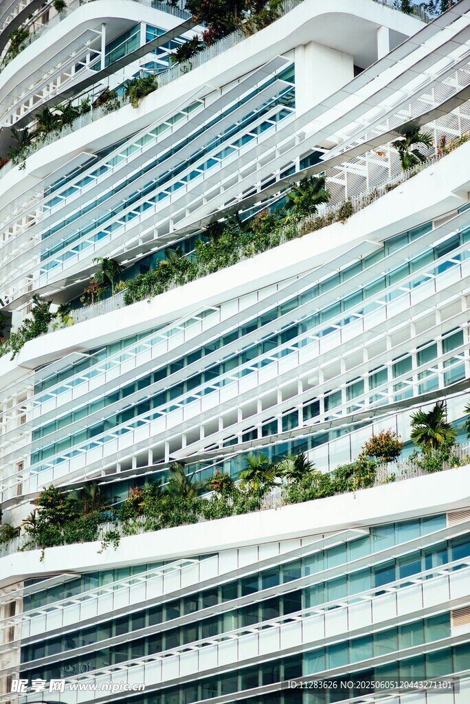現代綠植環繞的高層住宅