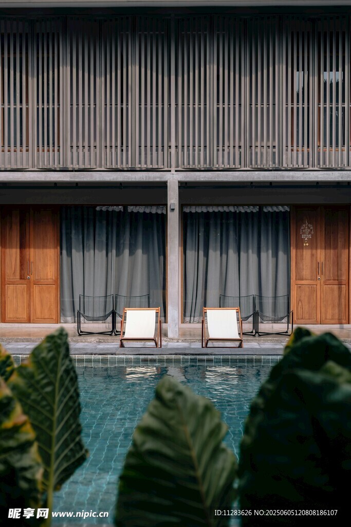 現(xiàn)代風(fēng)格泳池邊的雅致建筑