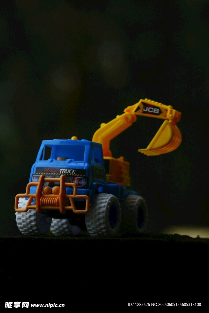 藍色工程車與黃色挖掘機
