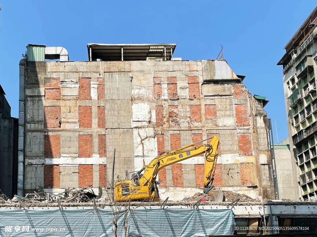 城市建筑拆除現(xiàn)場畫面