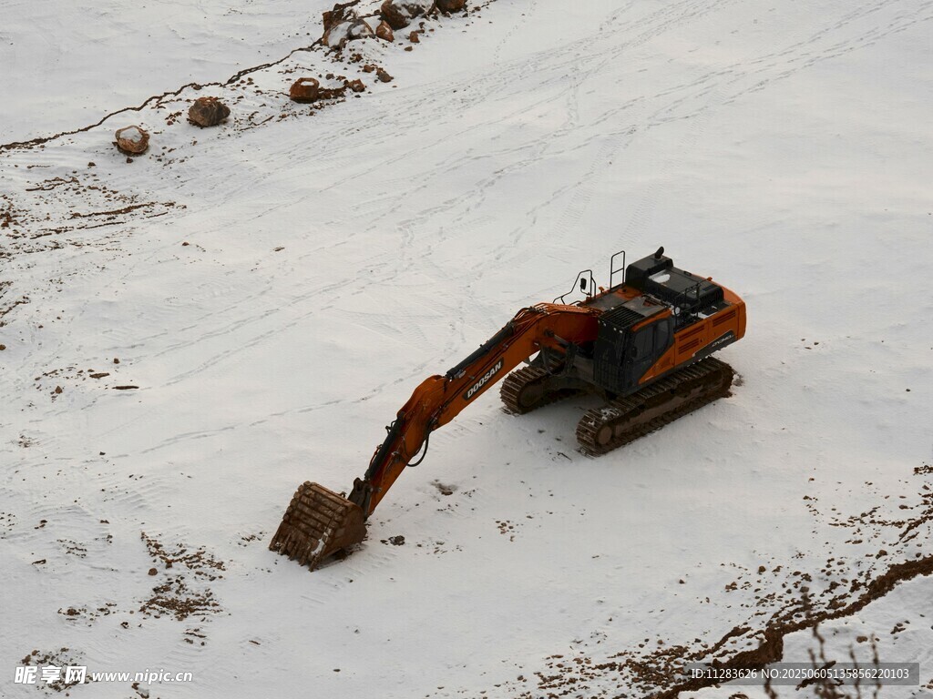 雪地中的挖掘機作業場景