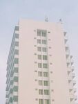 現代高層白色建筑外觀