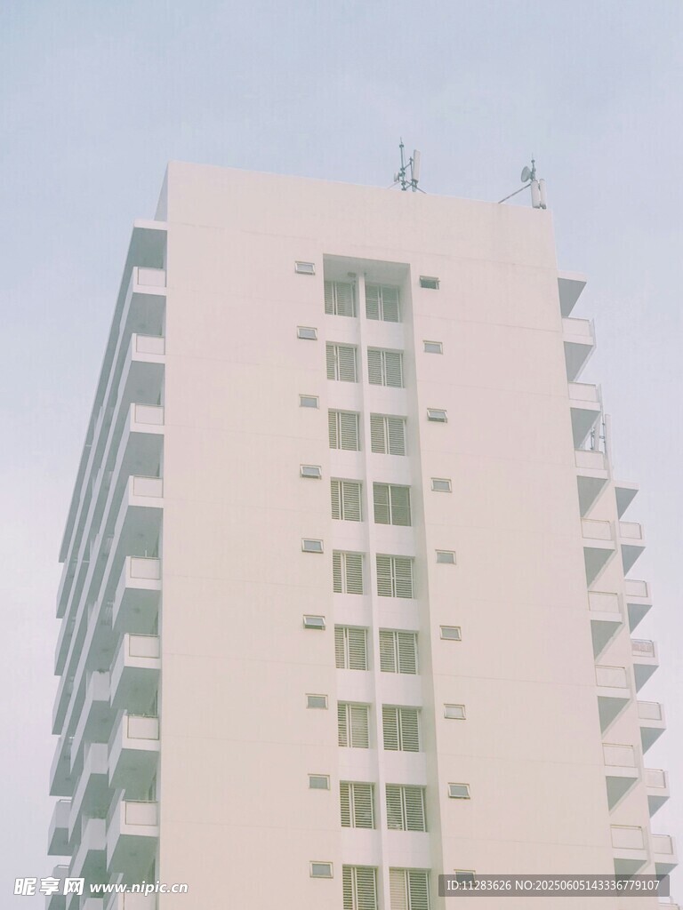 現代高層白色建筑外觀