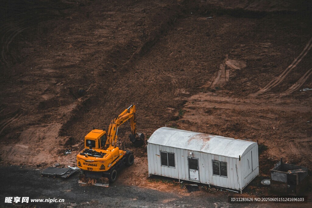 工地場景中的挖掘機與小屋