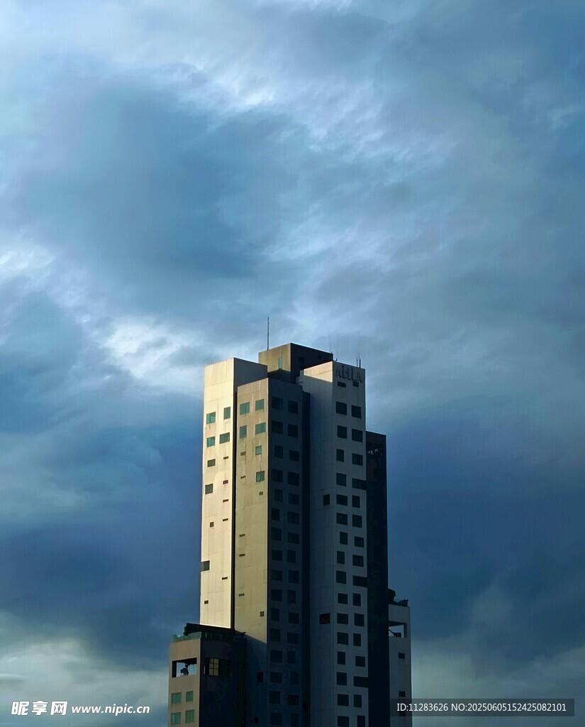 高樓矗立在多云天空下