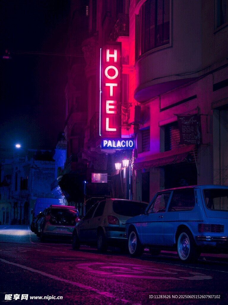 霓虹燈下的復古酒店夜景