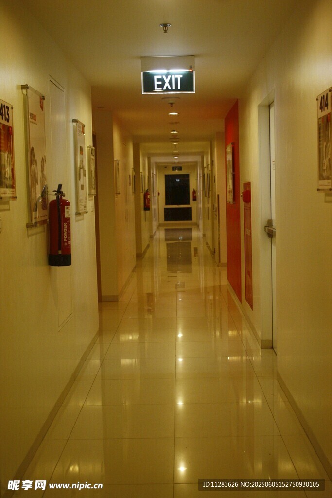 明亮整潔的醫院走廊過道