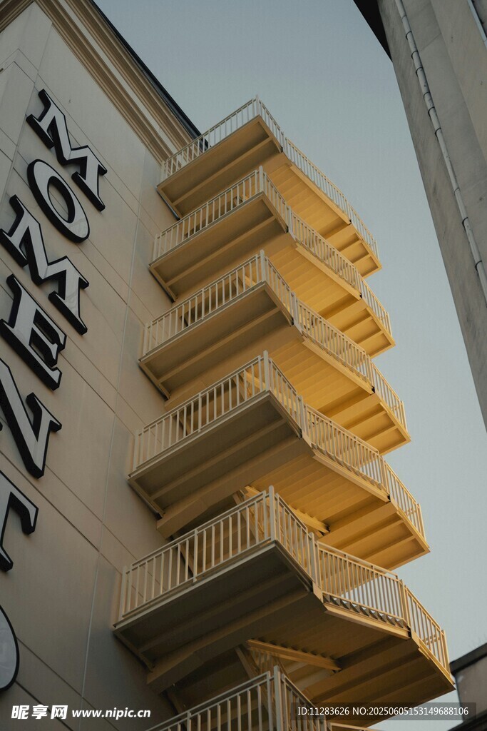 黃色多層陽臺建筑外觀
