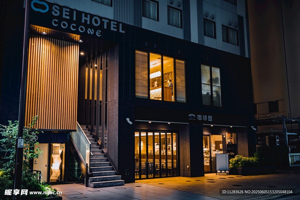 夜晚燈火通明的精致酒店