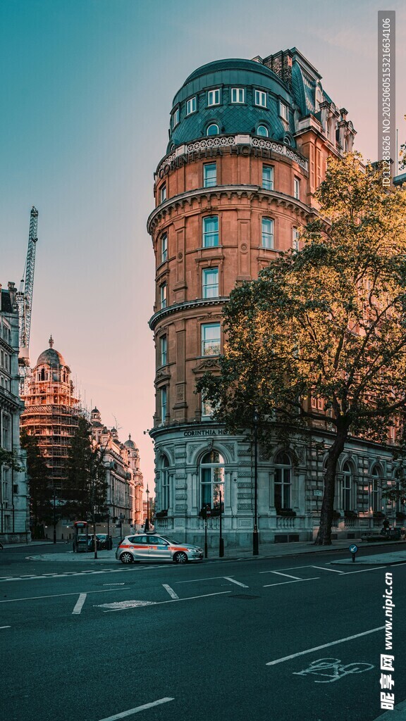 城市街角的復古建筑景觀