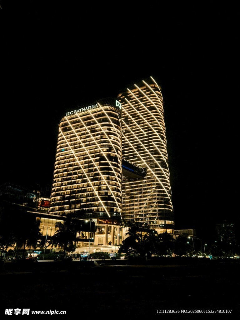 璀璨夜景中的獨特建筑