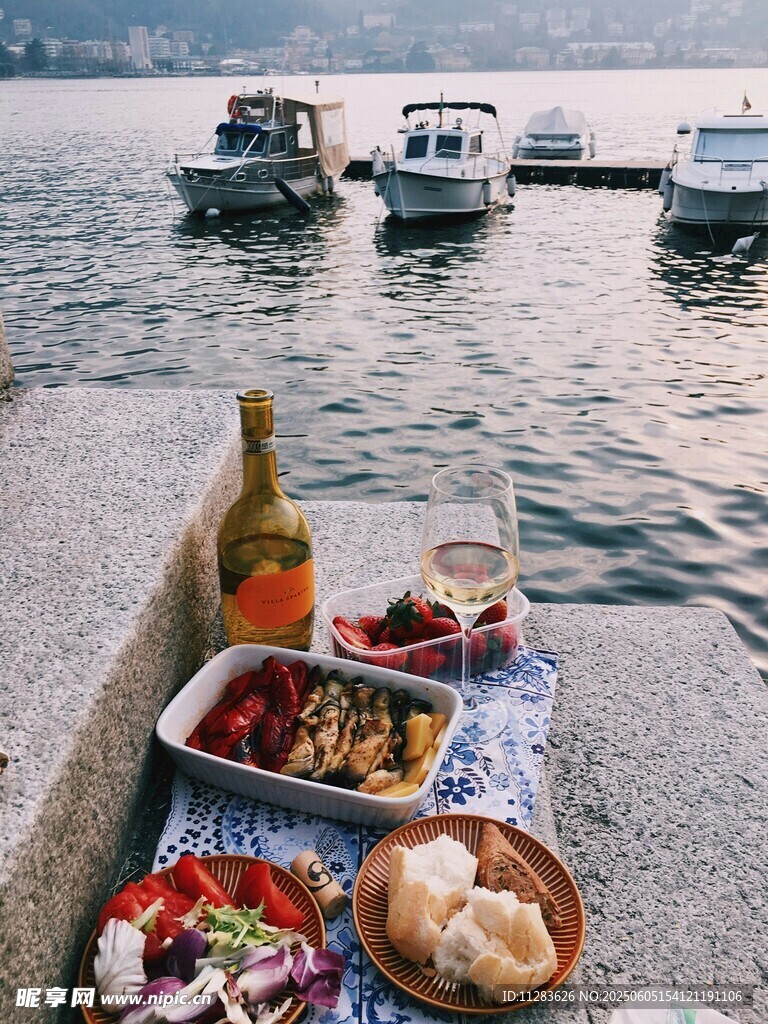 湖畔野餐