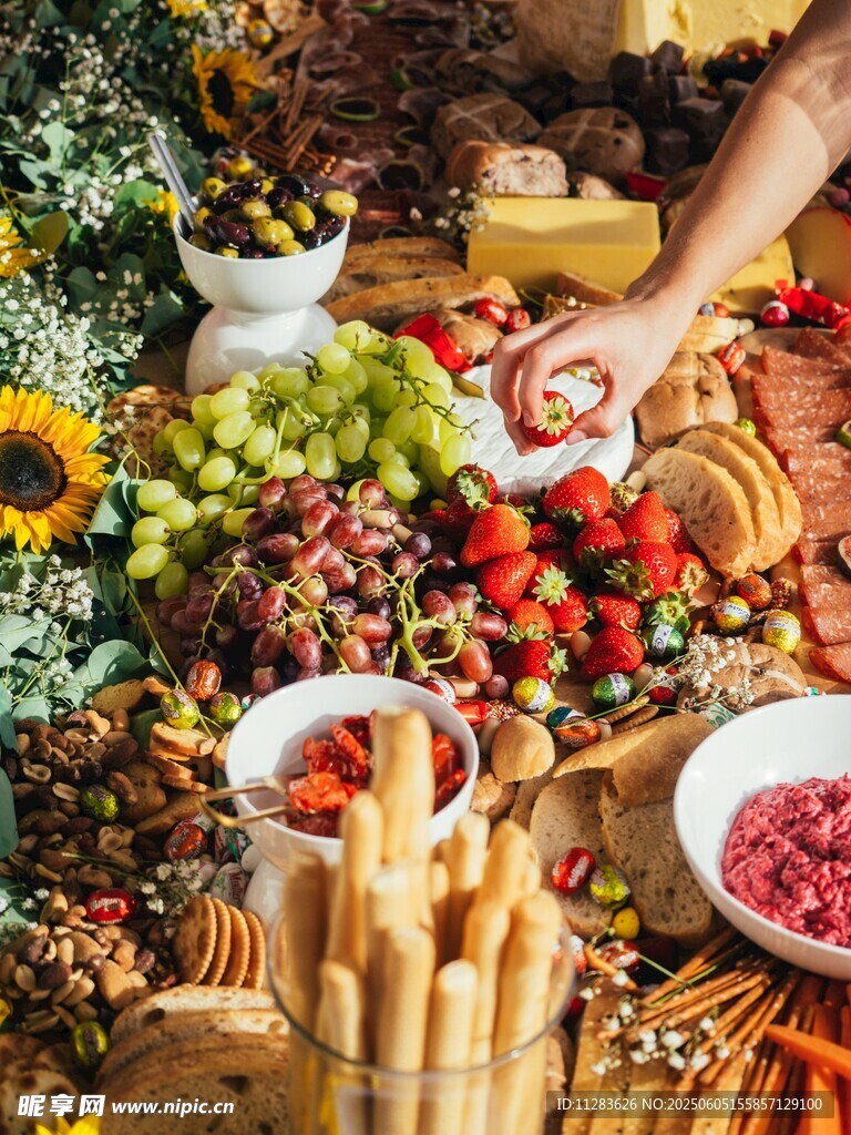豐盛美食拼盤誘人場景
