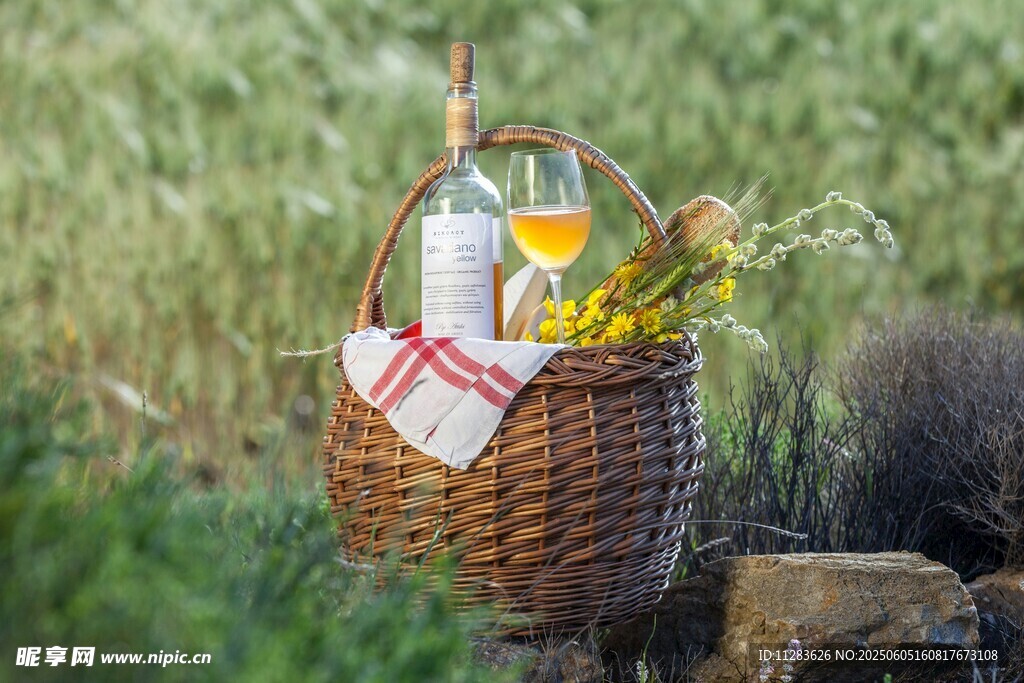 戶外野餐籃與飲品鮮花