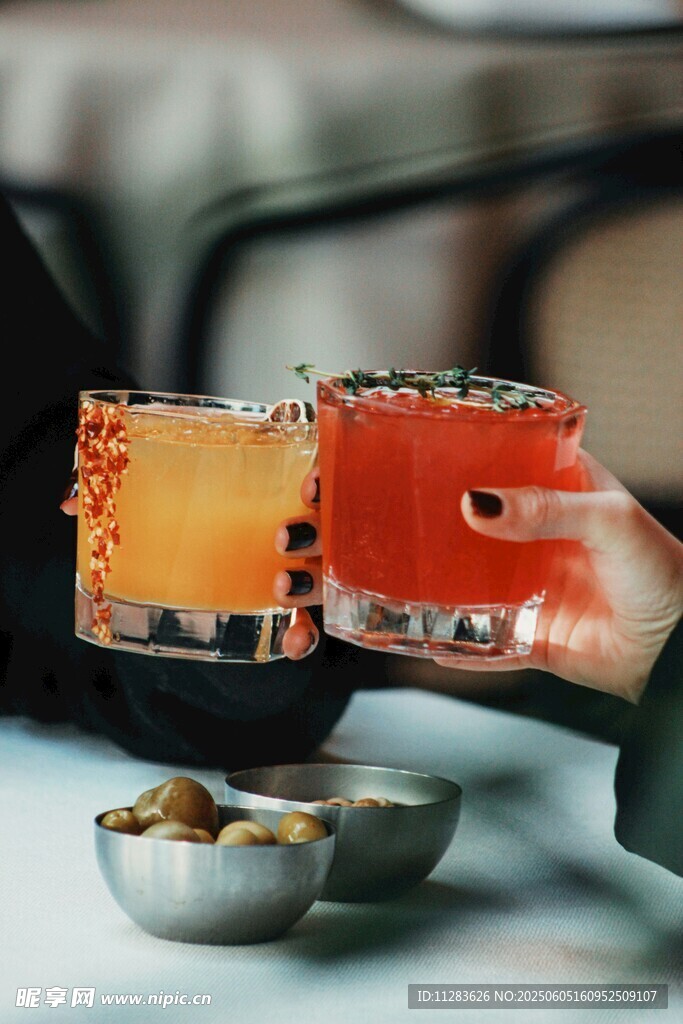 舉杯共飲色彩絢麗雞尾酒