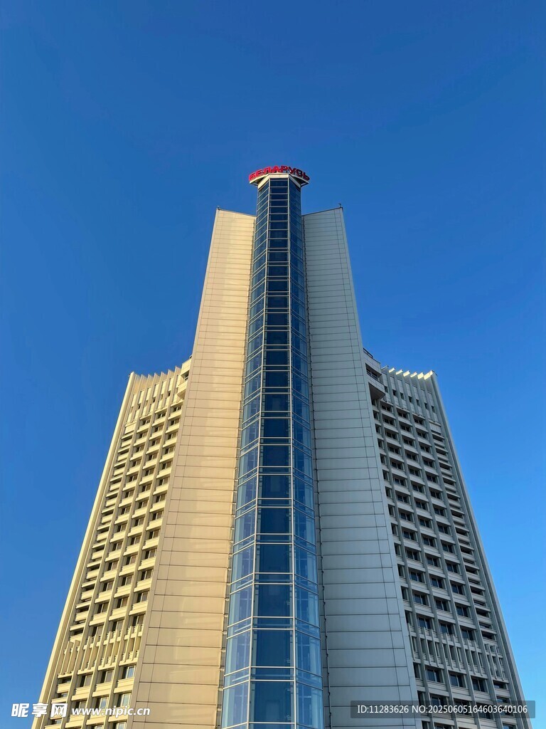 高聳入云的現代摩天大樓