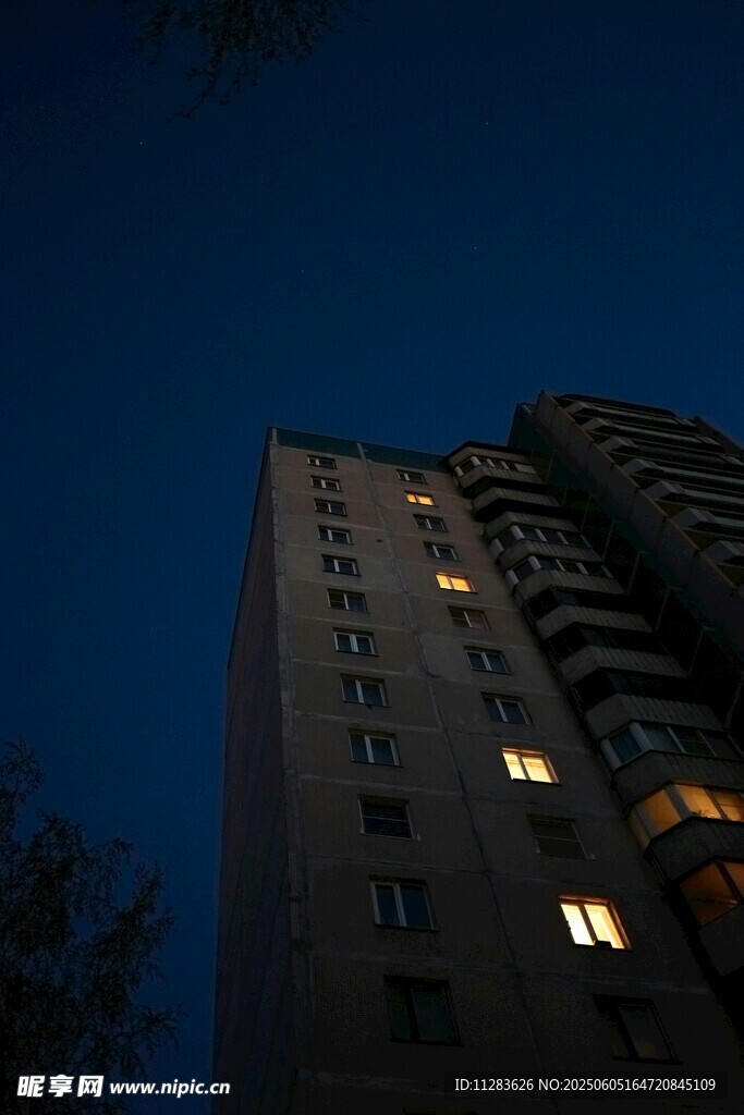 夜幕下燈火點亮的高樓