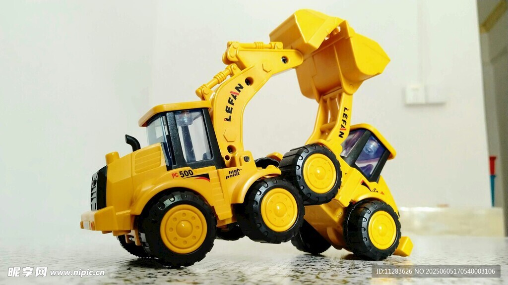 黃色工程玩具車模型