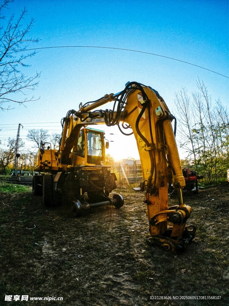 夕陽下的挖掘機作業場景