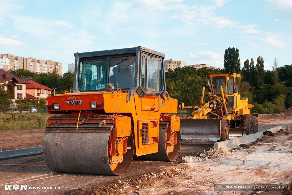 道路施工中的黃色壓路機