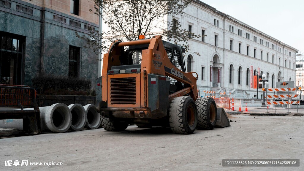 街道上的橙色壓路機作業