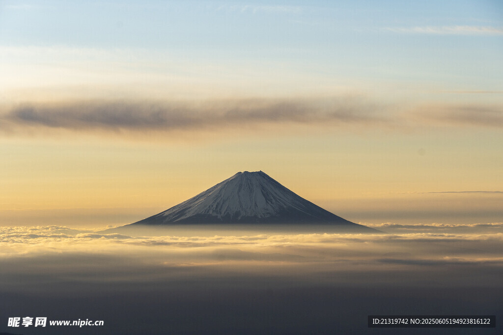 云海之上的壯麗富士山