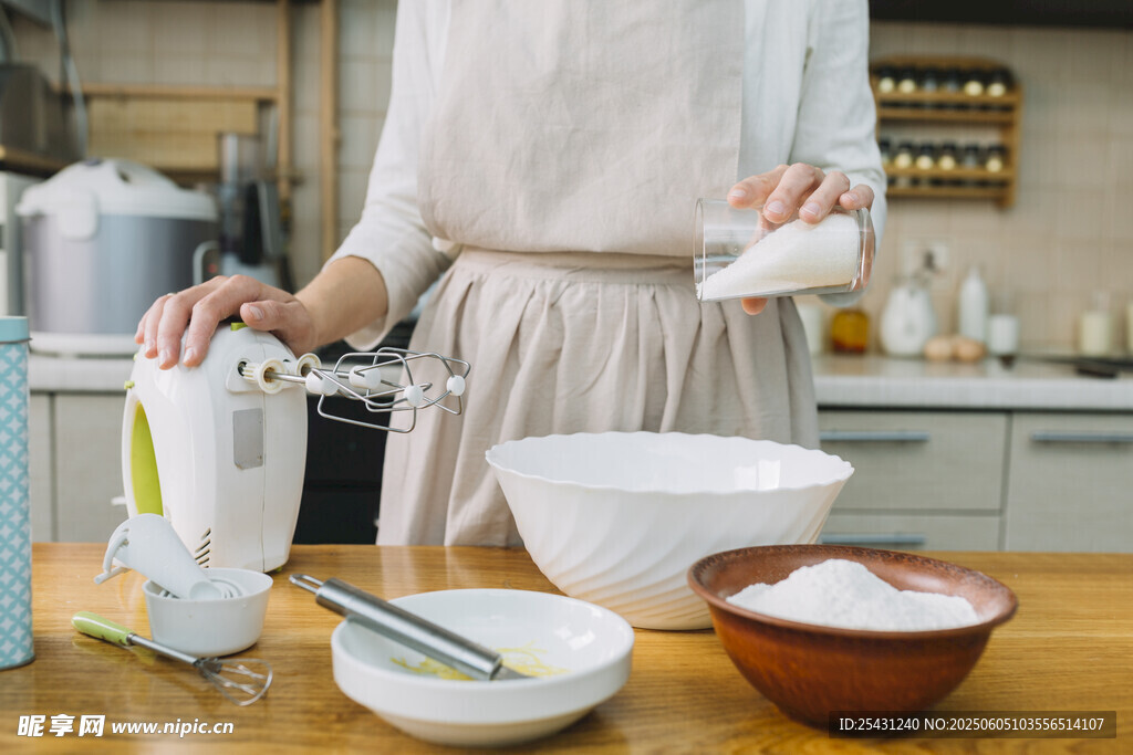 女士廚房專注攪拌食材