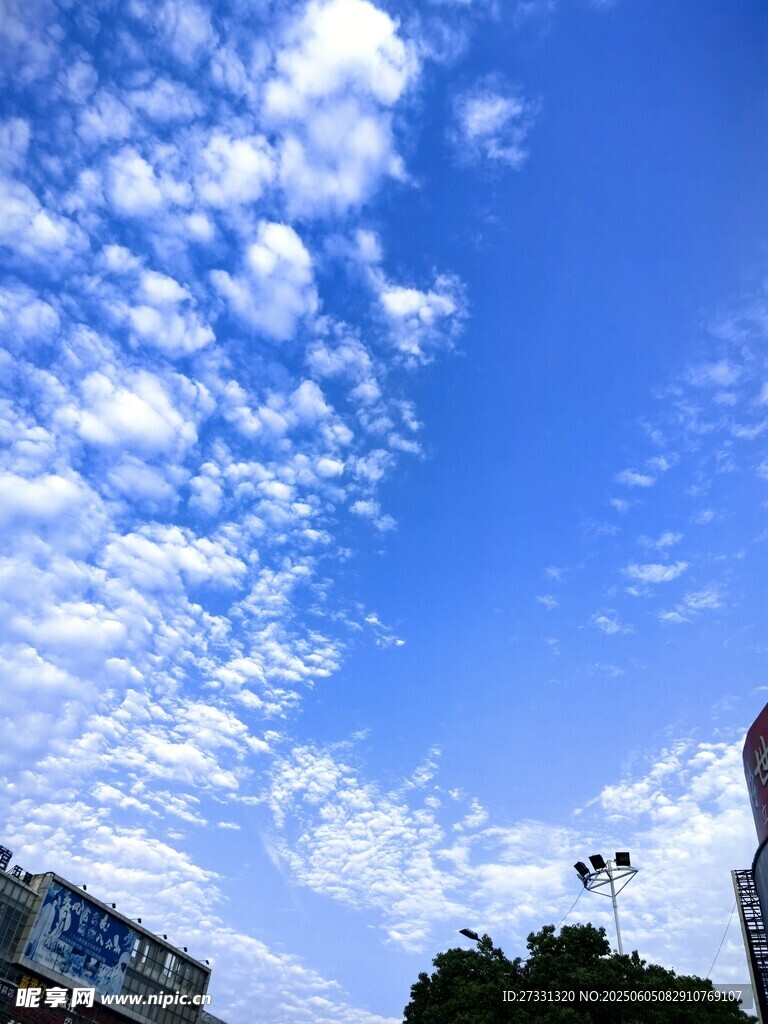 晴朗藍(lán)天與城市一角